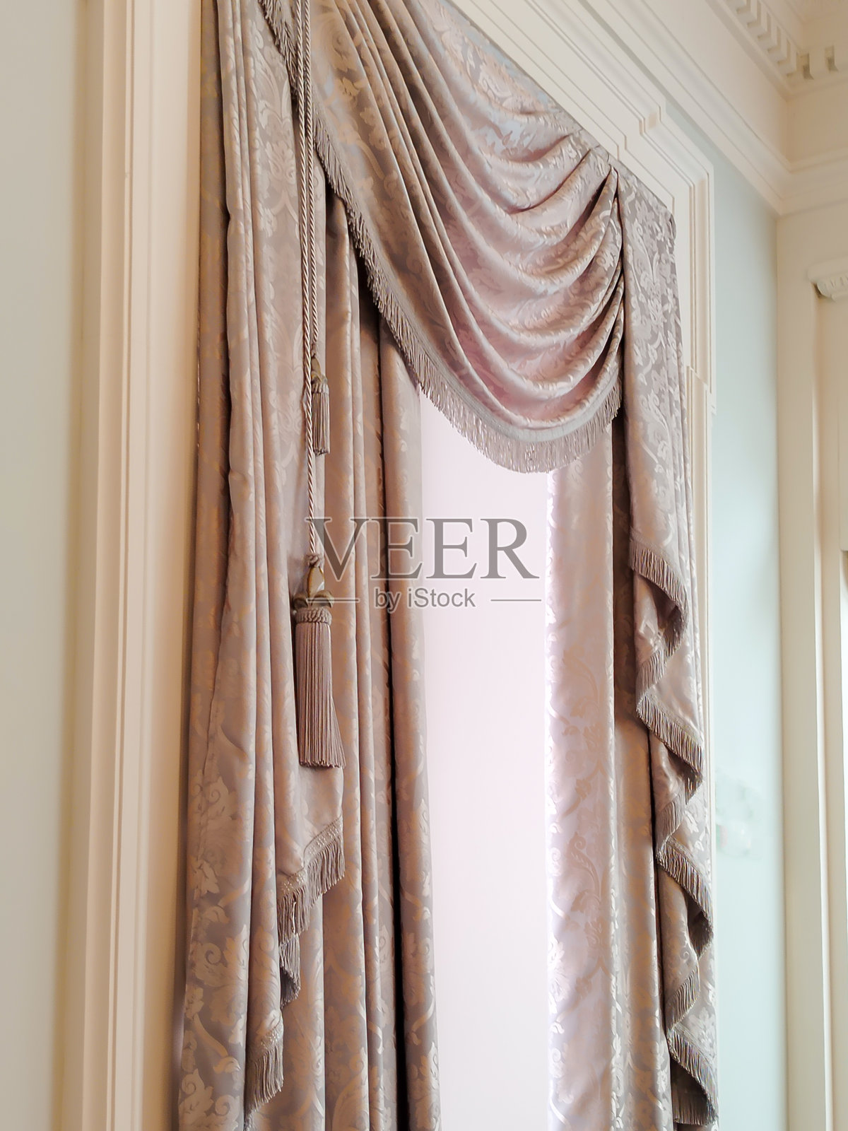 复古丝绸窗帘,带流苏,竖拍照片摄影图片