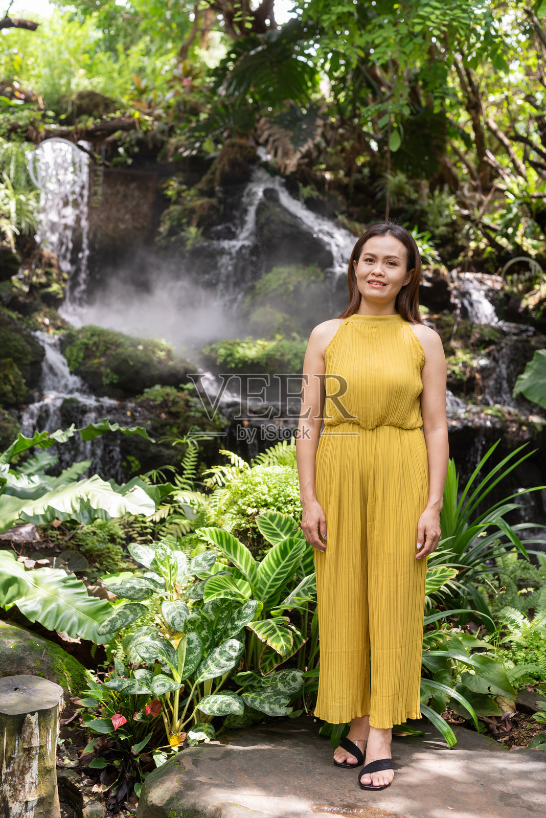 亚洲女性在禅风花园公园的肖像照片摄影图片