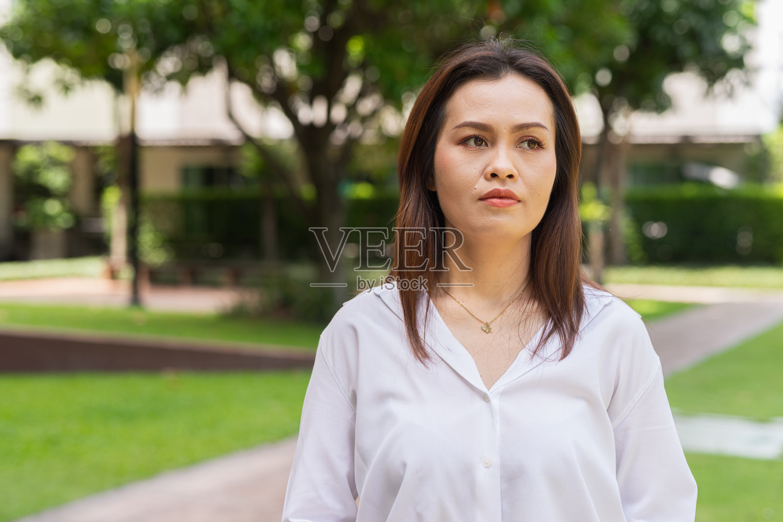 公园里亚洲女商人的肖像照片摄影图片