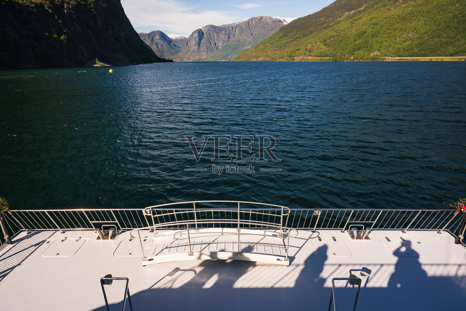 在阳光明媚的夏日,游轮甲板上的视角,穿越著名的挪威峡湾。照片摄影图片