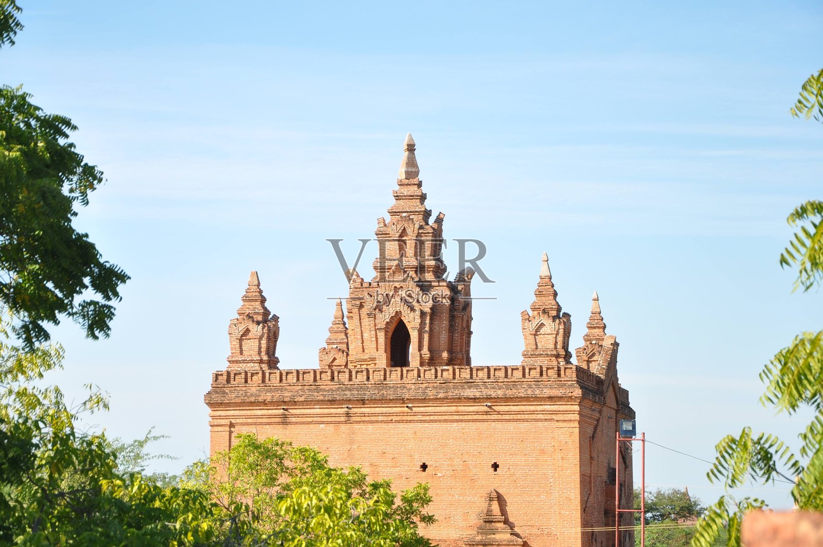 缅甸蒲甘的古老红砖寺庙建筑,带有尖塔照片摄影图片
