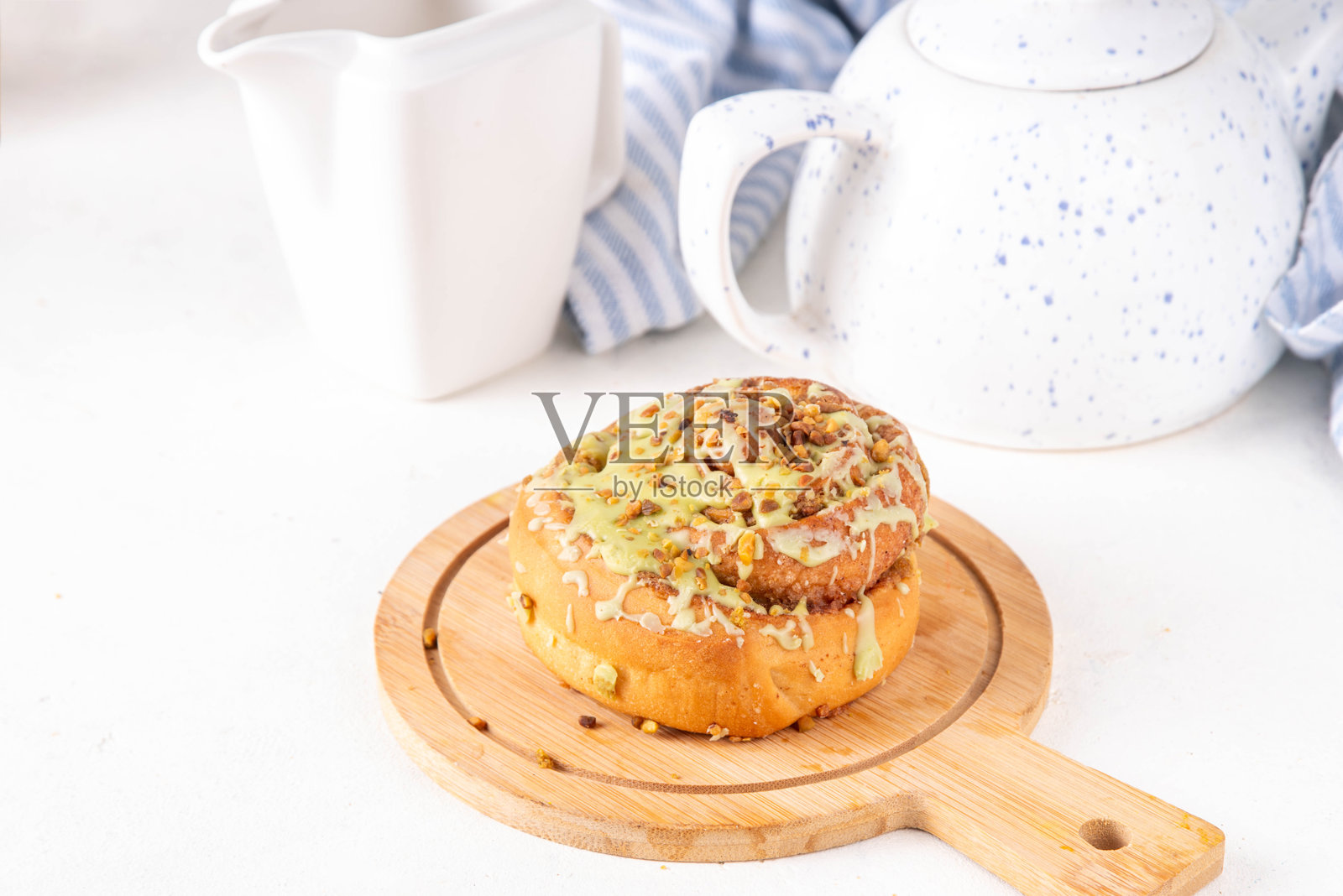 带有时尚迪拜巧克力浇头的肉桂卷照片摄影图片