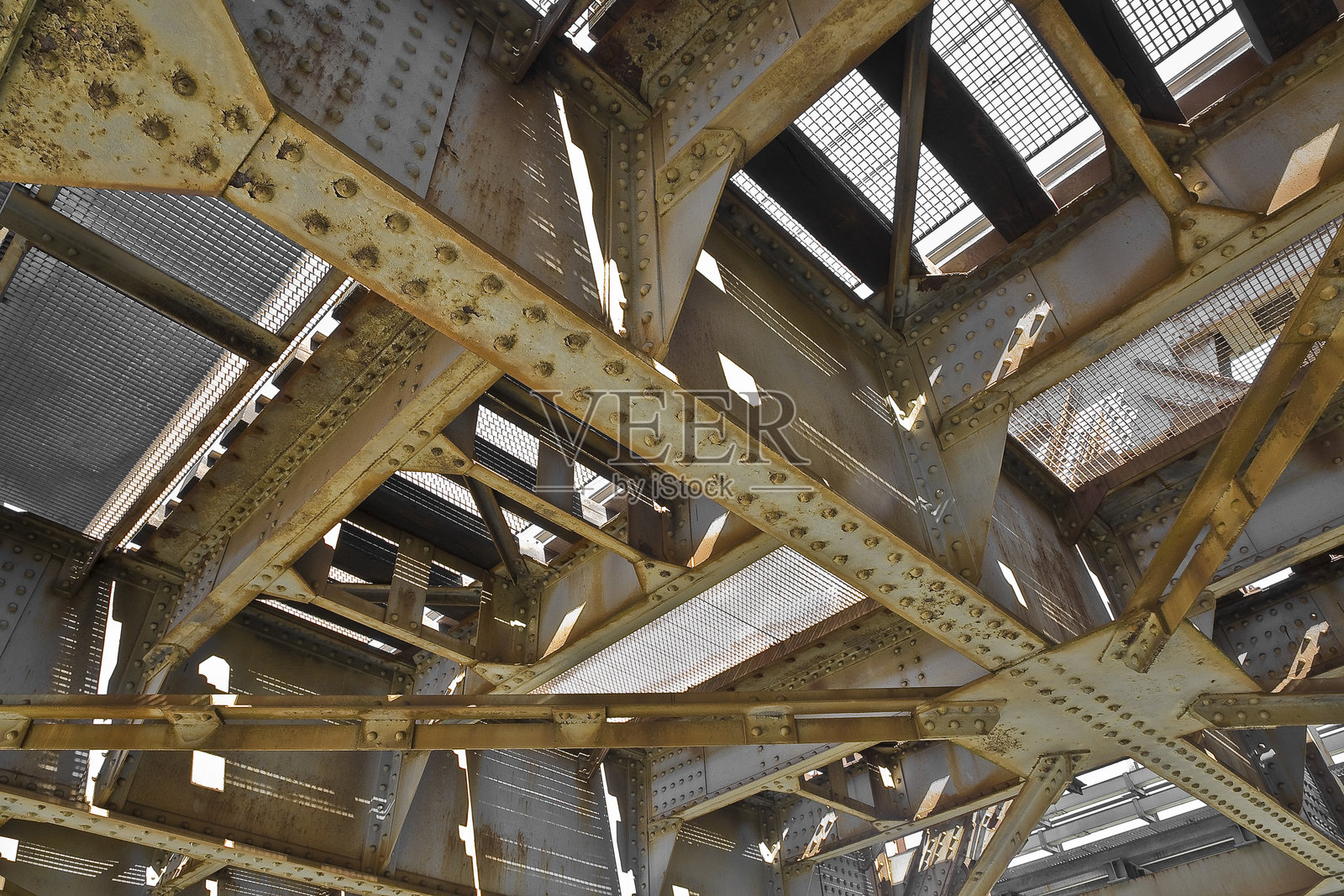 老旧的锈蚀部分的钢桁架梁结构,连接板和螺栓状况不佳 - 该受损结构需要维护照片摄影图片