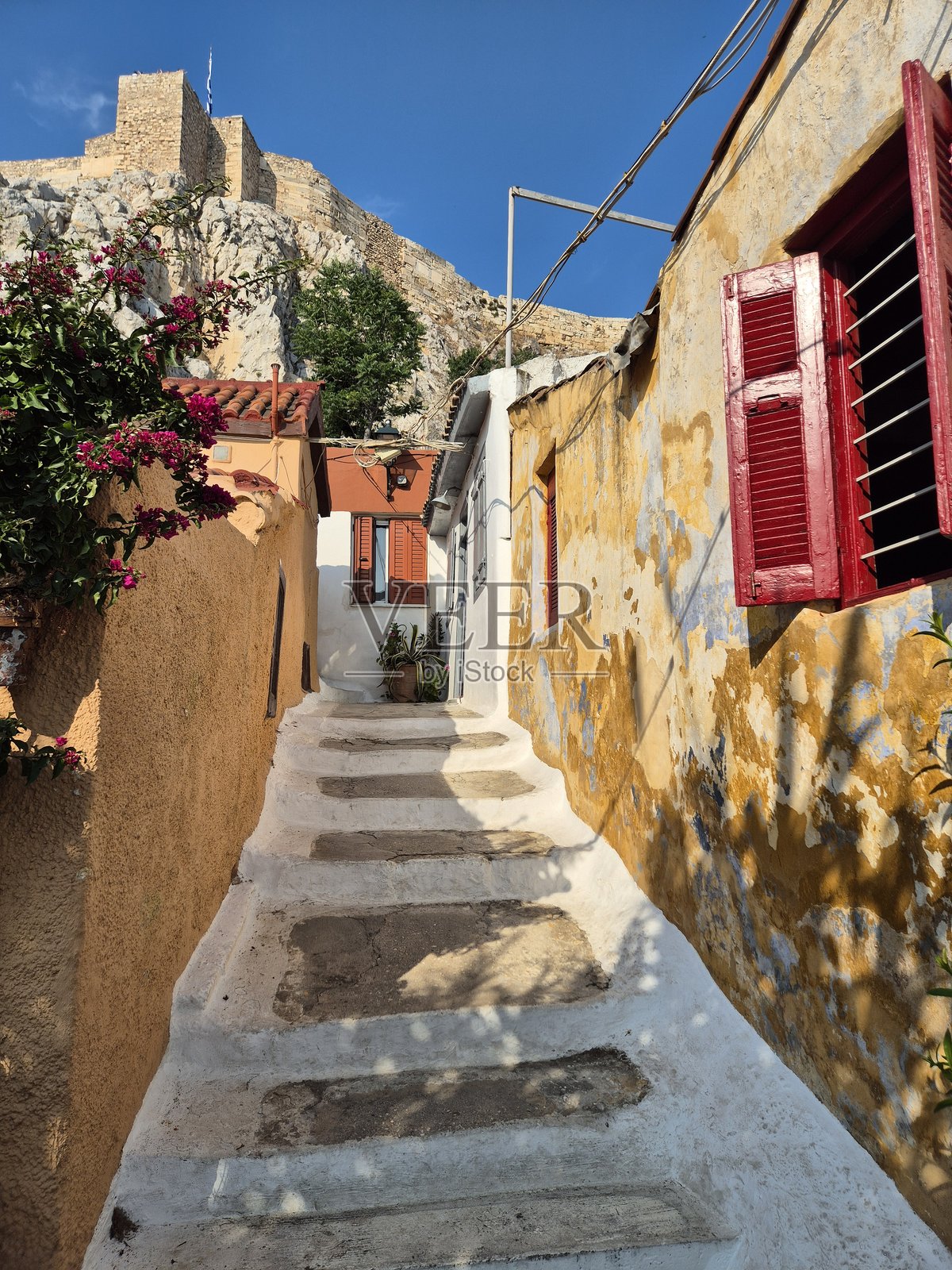 雅典,希腊宁静而田园诗般的街道 - 色彩斑斓的阳光明媚街道,树木成荫照片摄影图片