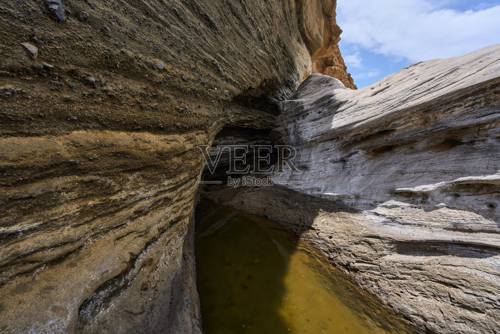 阿马里利亚海滩的分层悬崖照片摄影图片