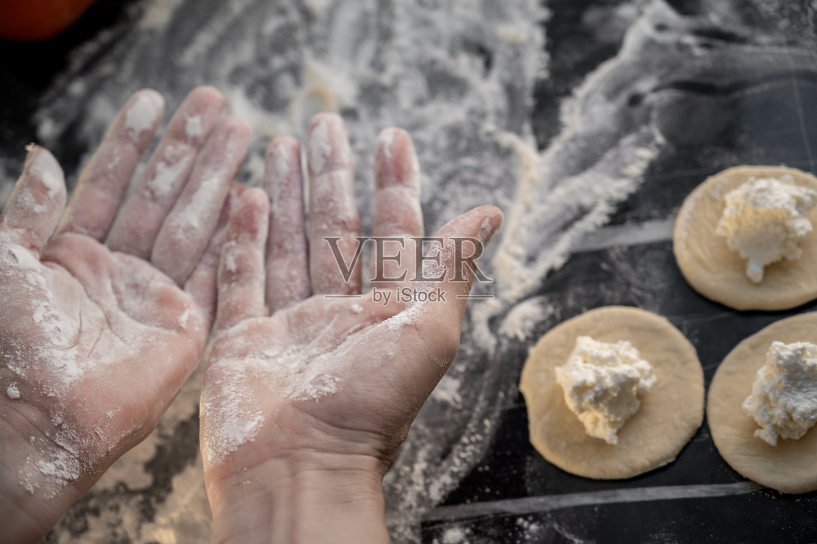 包饺子,特写手部工作。照片摄影图片