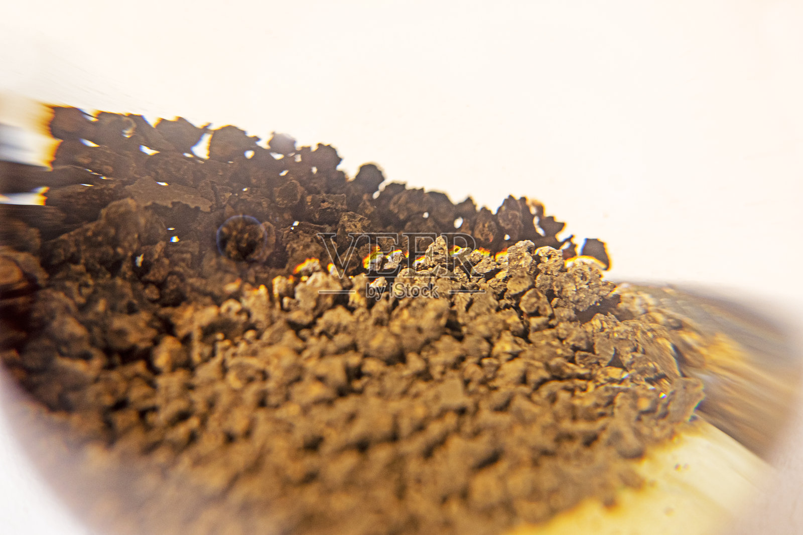 放大镜球与受污染的放射性土壤在展览中。生态灾难照片摄影图片