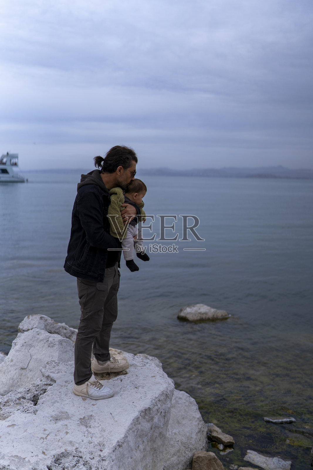 户外父子肖像。照片摄影图片