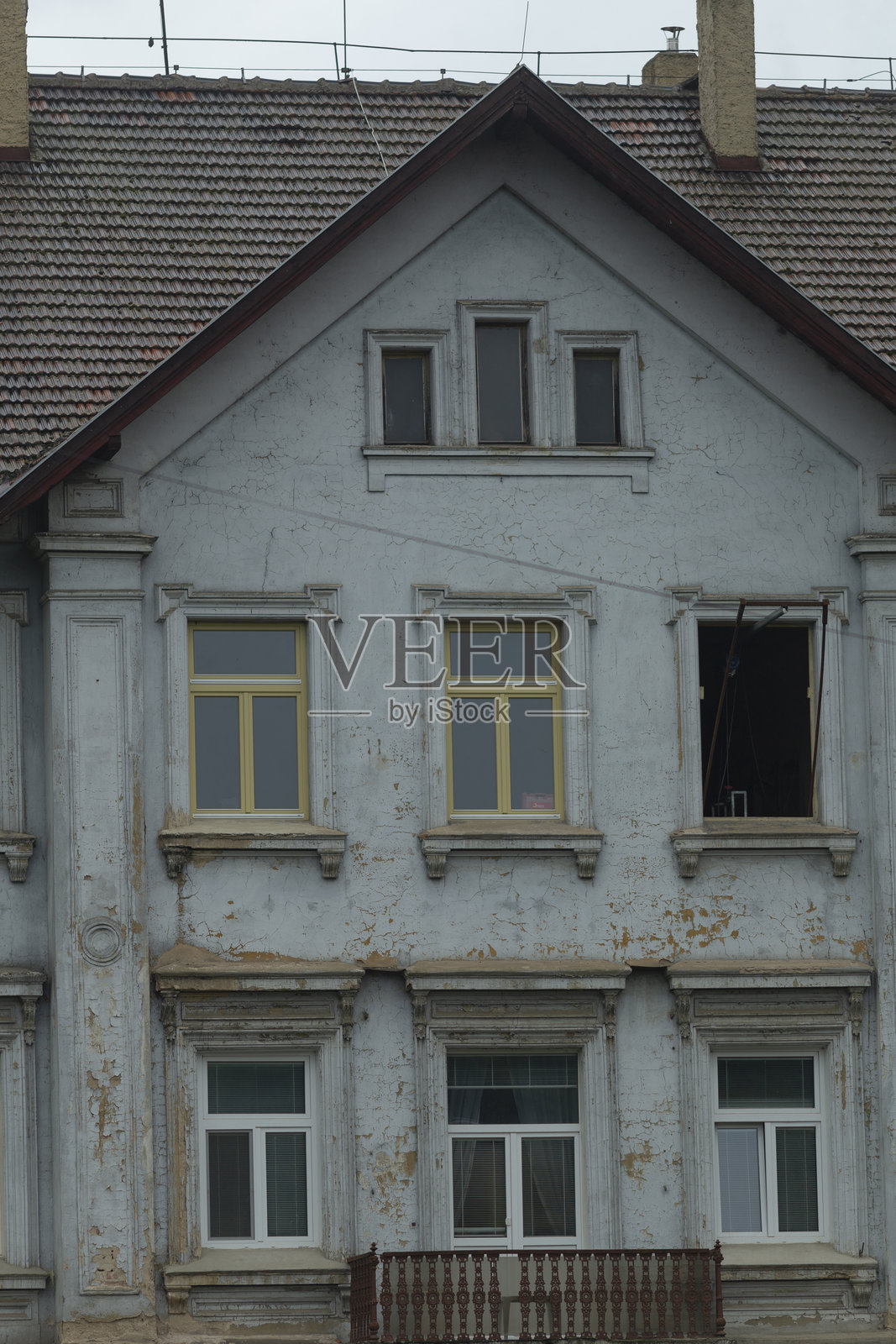 老旧住宅楼,墙面剥落,窗户破损照片摄影图片