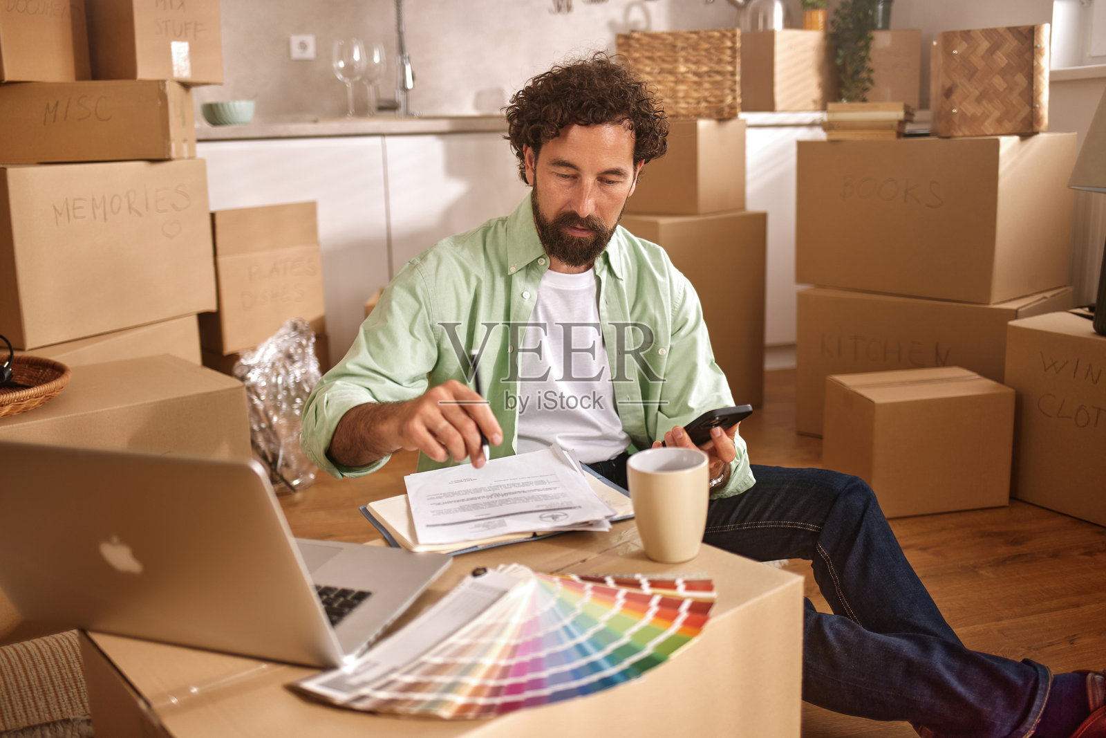 男子整理搬家到新家并检查清单照片摄影图片