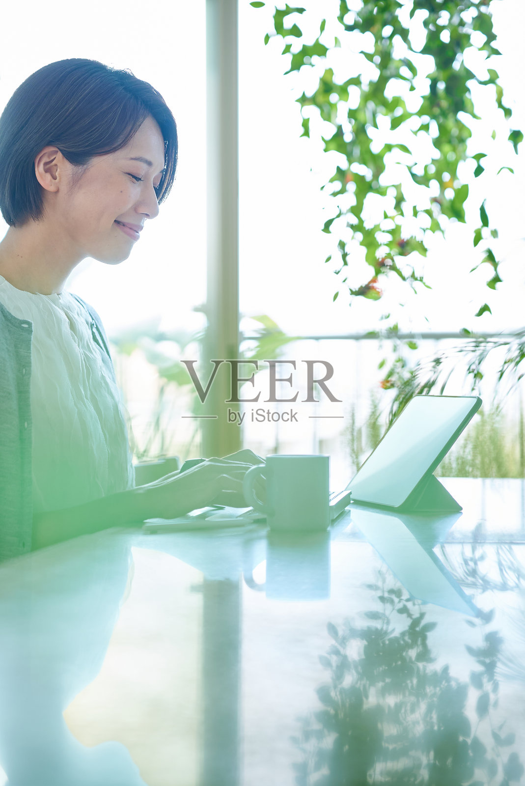 女人在客厅工作照片摄影图片