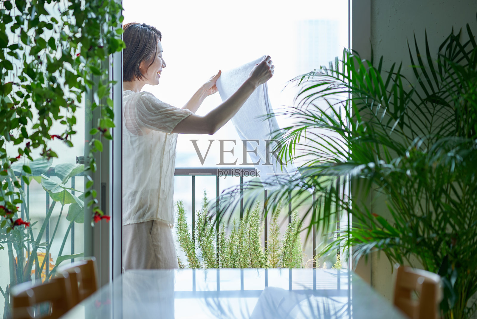 一位女性在晾衣服照片摄影图片