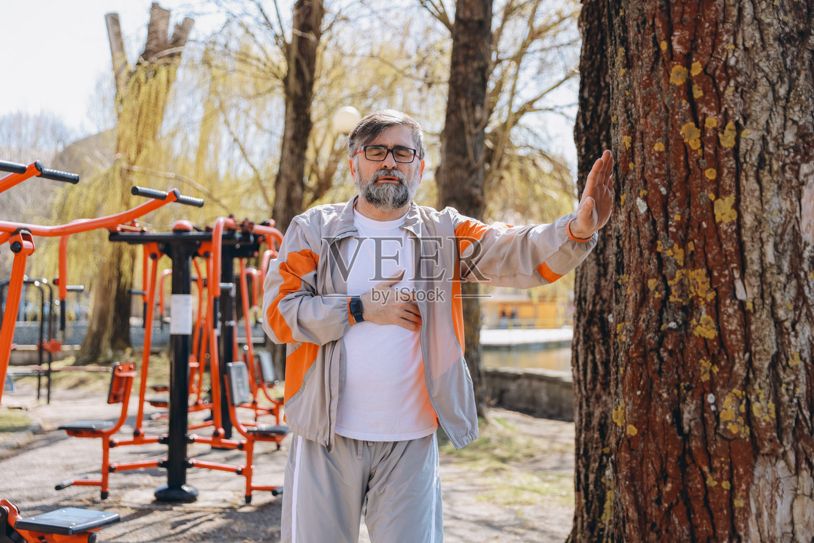 老年男性在户外锻炼时感到胸痛照片摄影图片