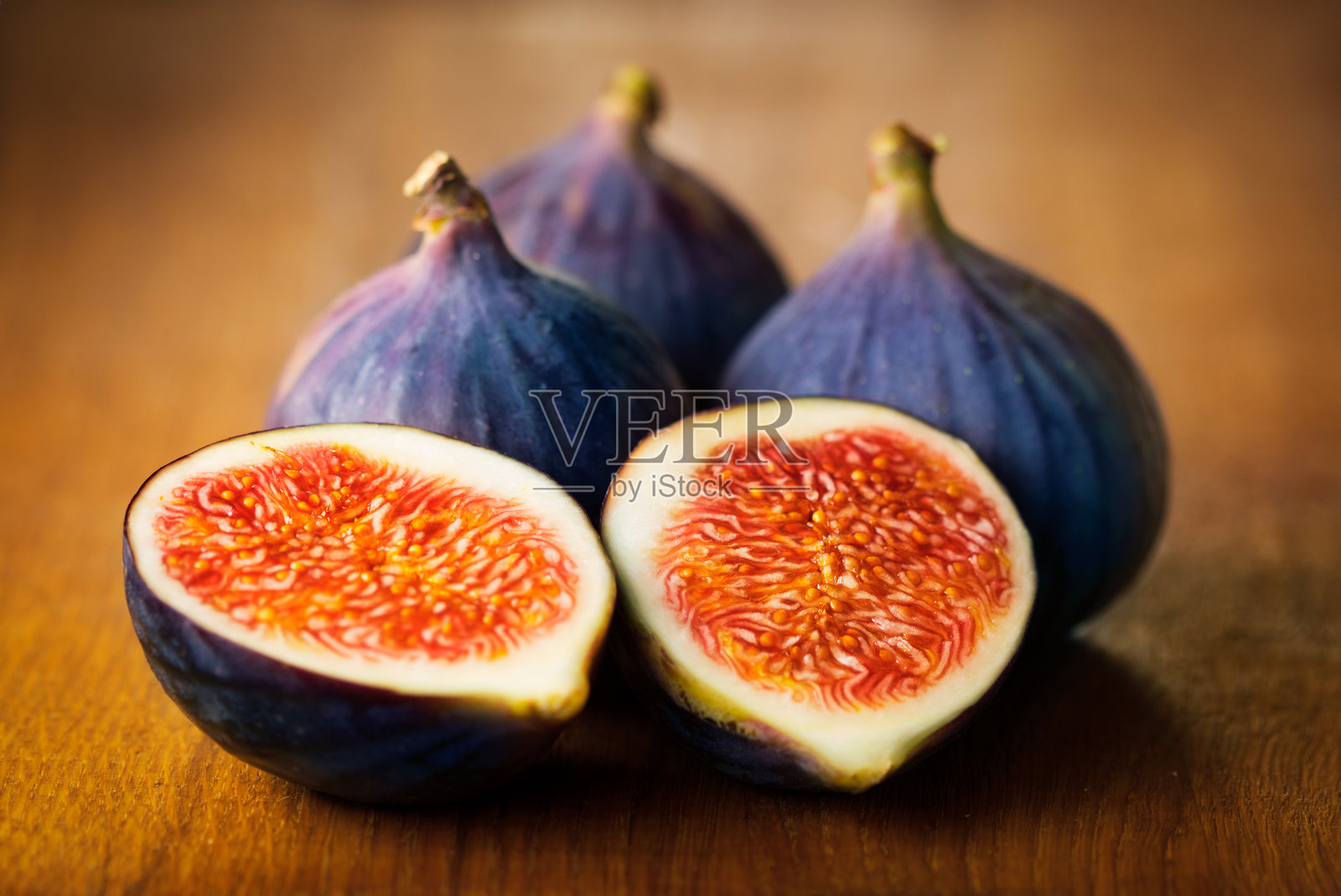 木质背景上的无花果。照片摄影图片