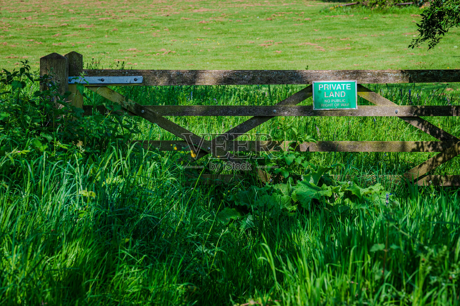 一扇带有“私人土地”标志的木制闭合大门照片摄影图片