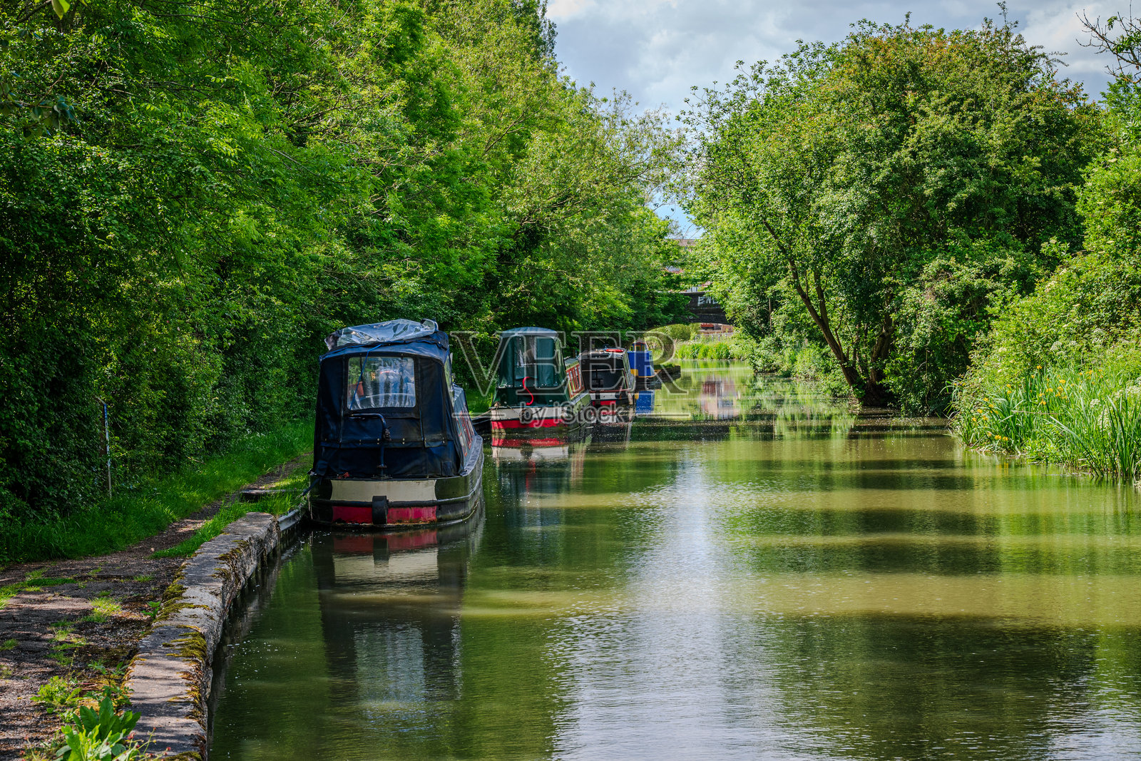 在米尔顿凯恩斯的大联盟运河旁停靠的船只照片摄影图片