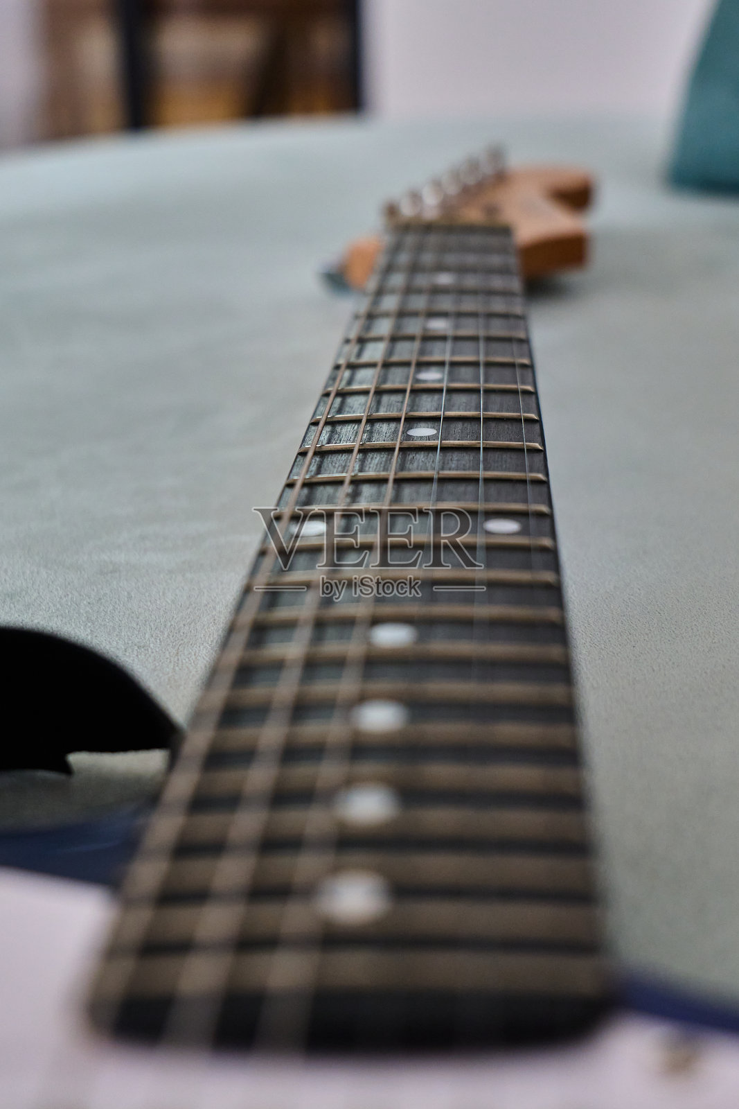 吉他弦特写,突出品位和琴颈细节照片摄影图片