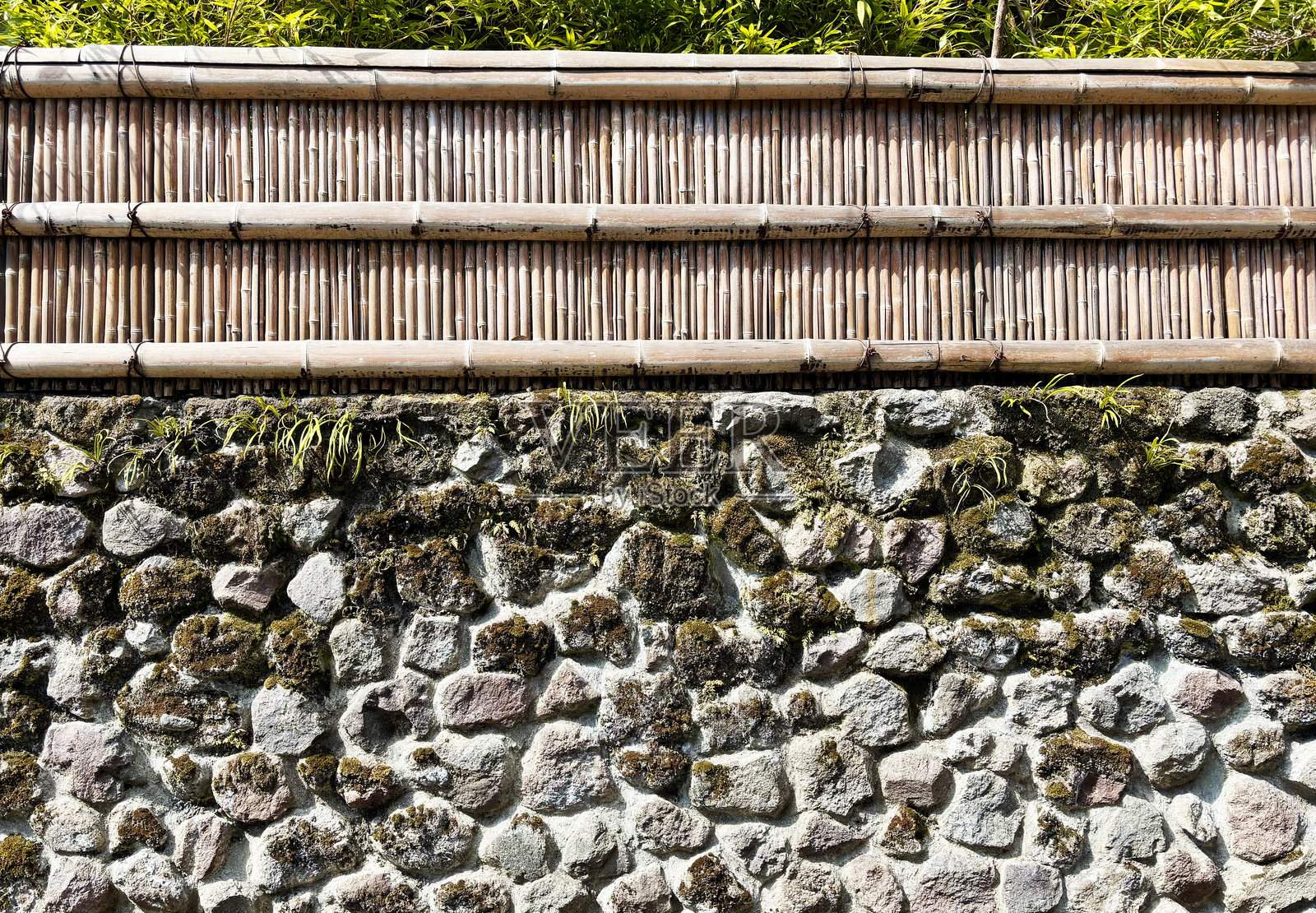 日本风格的外墙,由石头和竹子制成照片摄影图片