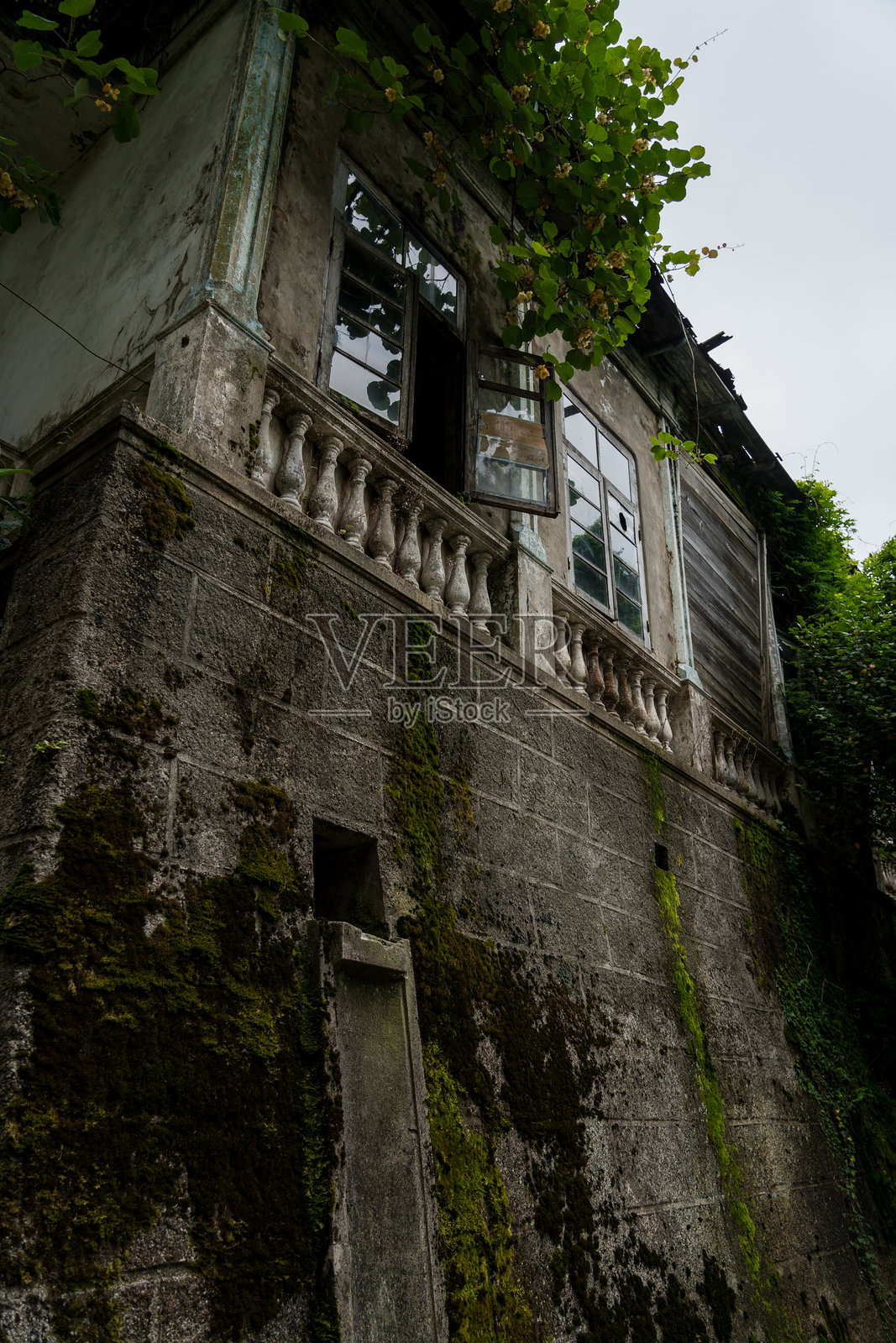 公园里建筑物的旧、脏、破旧外立面照片摄影图片