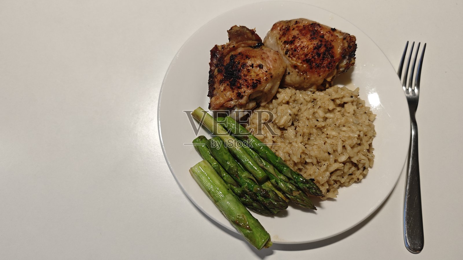 烤鸡腿配奶油意大利调味饭照片摄影图片