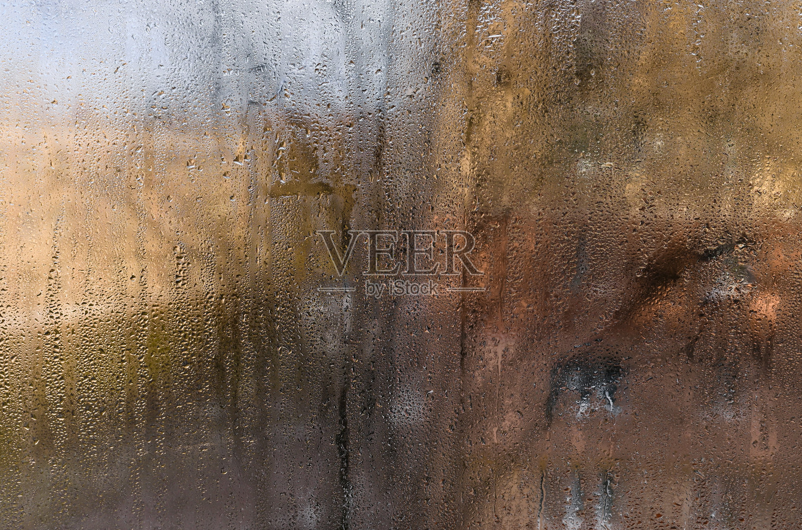 室内窗玻璃上形成的水滴显示出高湿度。照片摄影图片