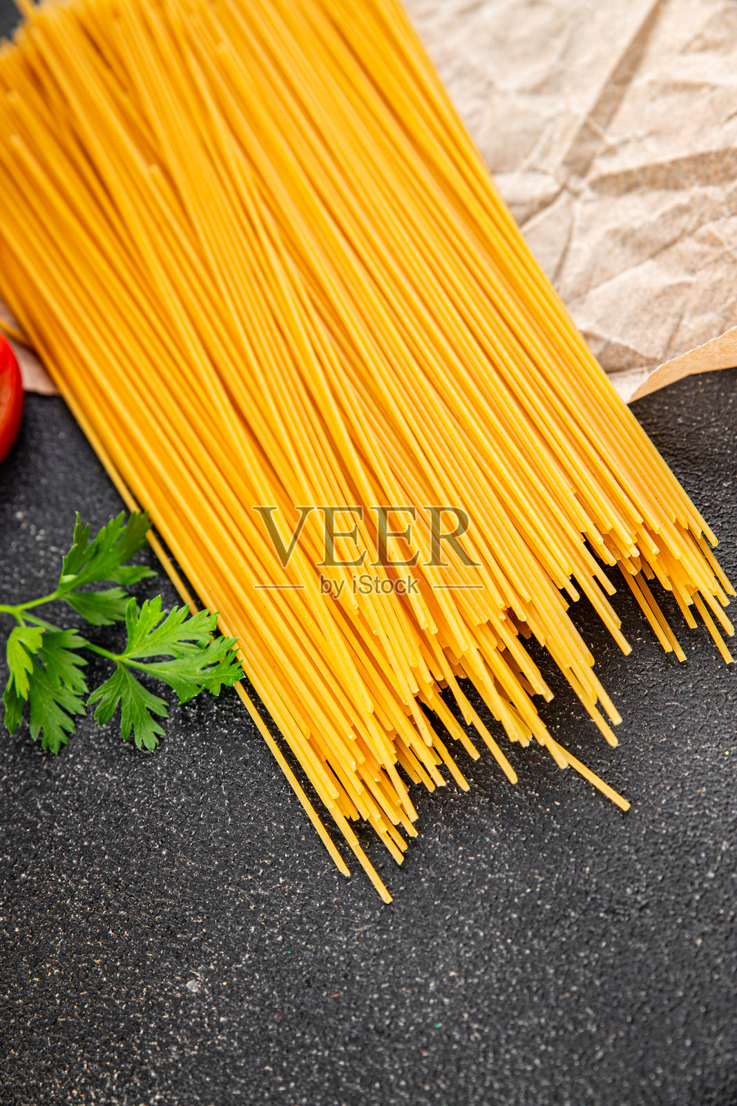 生意大利面生杜伦小麦原料新鲜菜肴在桌子上,乡村风格的食物俯视图,留白的食物背景照片摄影图片