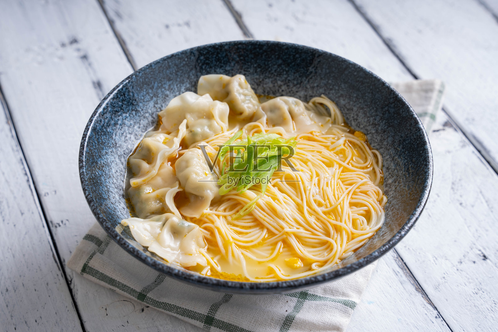 鸡蛋面配虾饺照片摄影图片