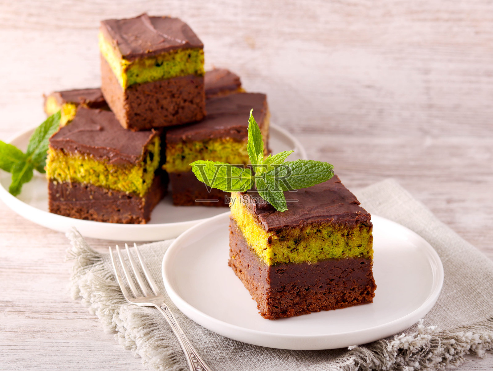 巧克力蛋糕切片,上面有开心果和卡达伊夫层照片摄影图片