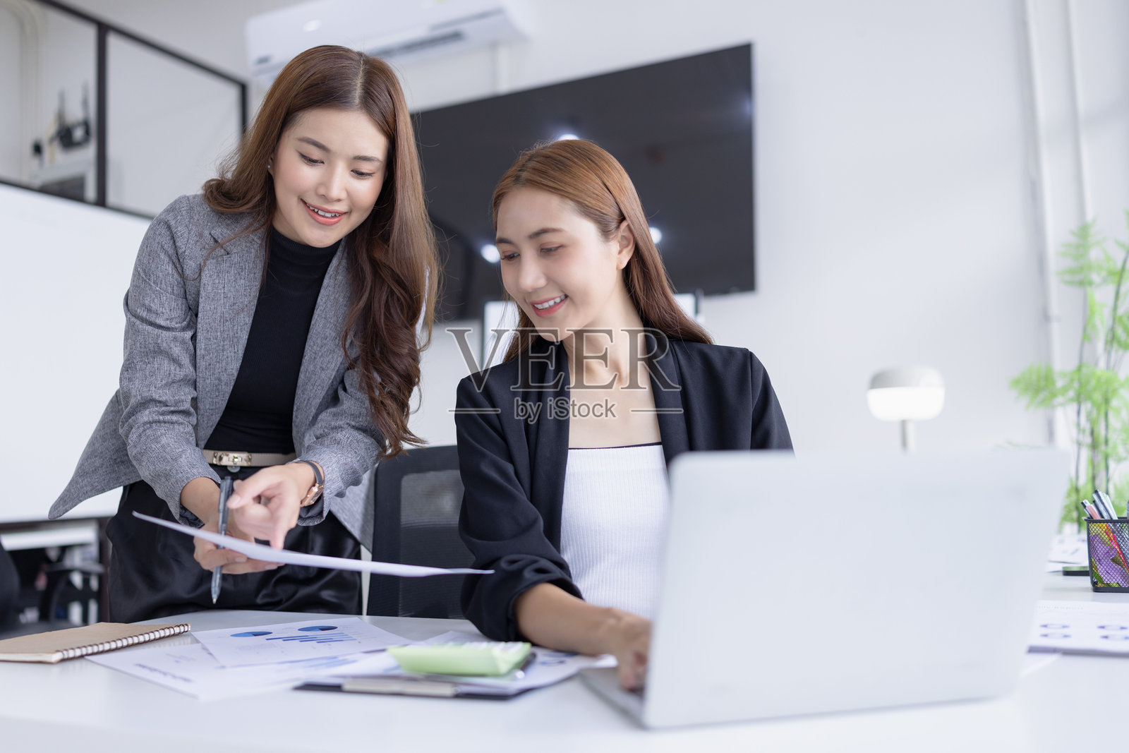 会议室中的商业科技用于培训市场营销概念。照片摄影图片