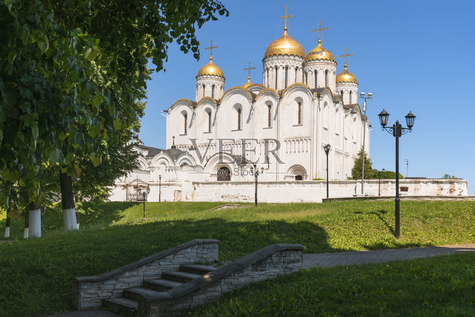 圣母升天大教堂(升天大教堂)是古俄罗斯白色石材建筑的纪念碑,位于阳光明媚的夏日,俄罗斯弗拉基米尔。照片摄影图片