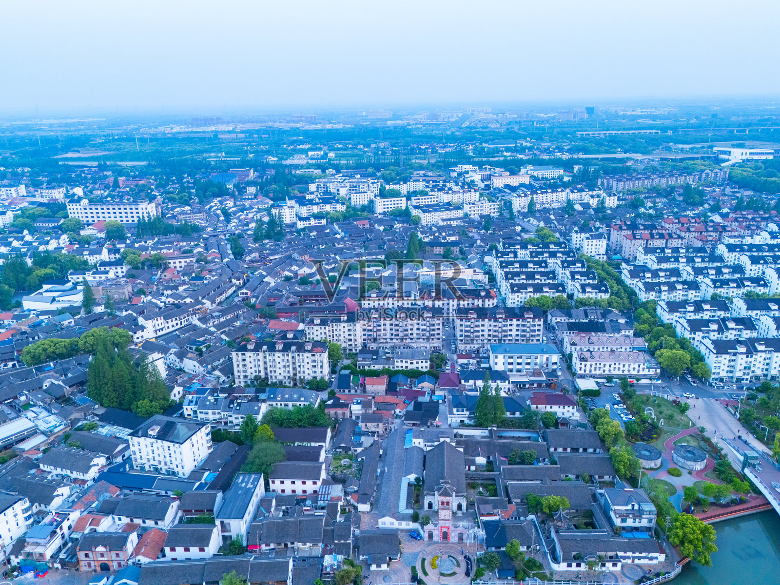 黄昏时分的上海青浦朱家角古镇鸟瞰图。照片摄影图片