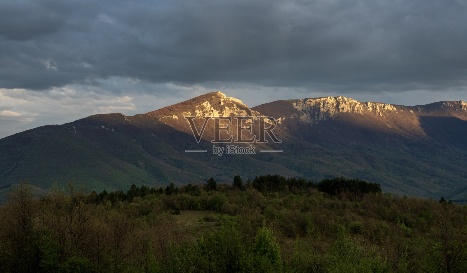 苏瓦普拉尼纳山脉的景观。开放的风景摄影。阳光照耀在山顶的一块巨大岩石上。森林中的山峰景观。自然摄影。照片摄影图片