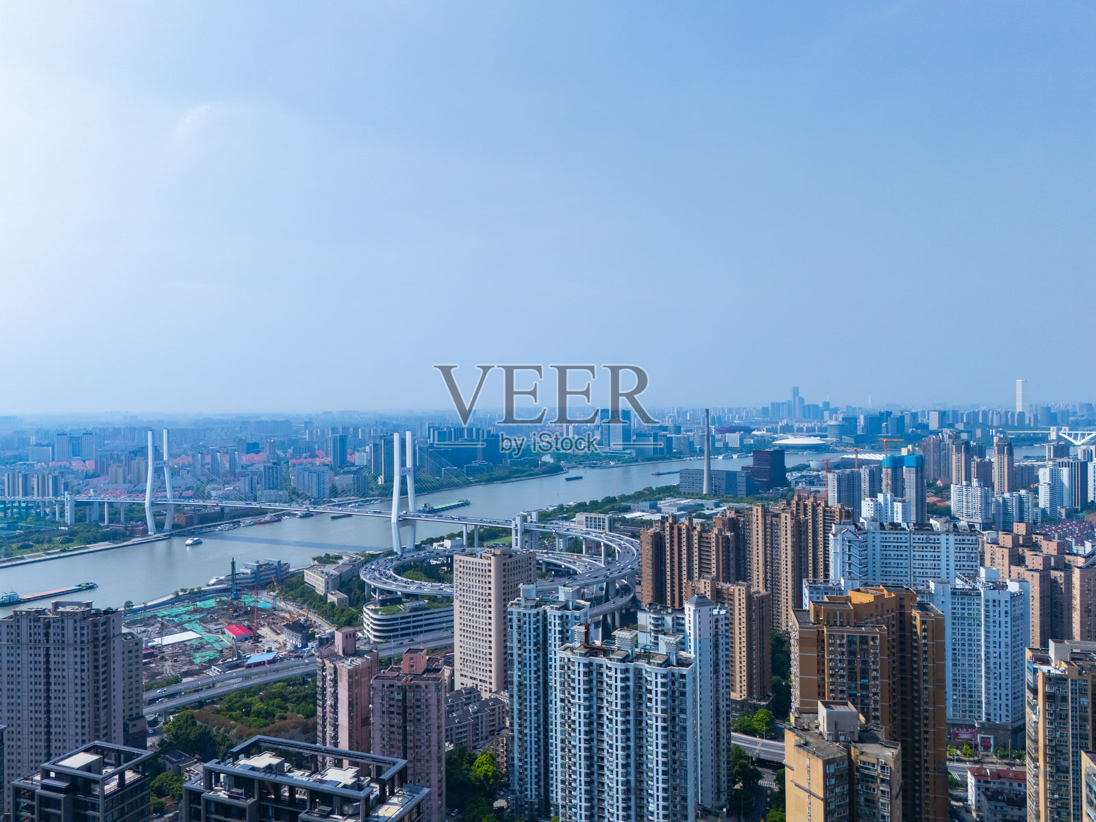 上海市中心摩天大楼的鸟瞰图,背景是蓝天。照片摄影图片