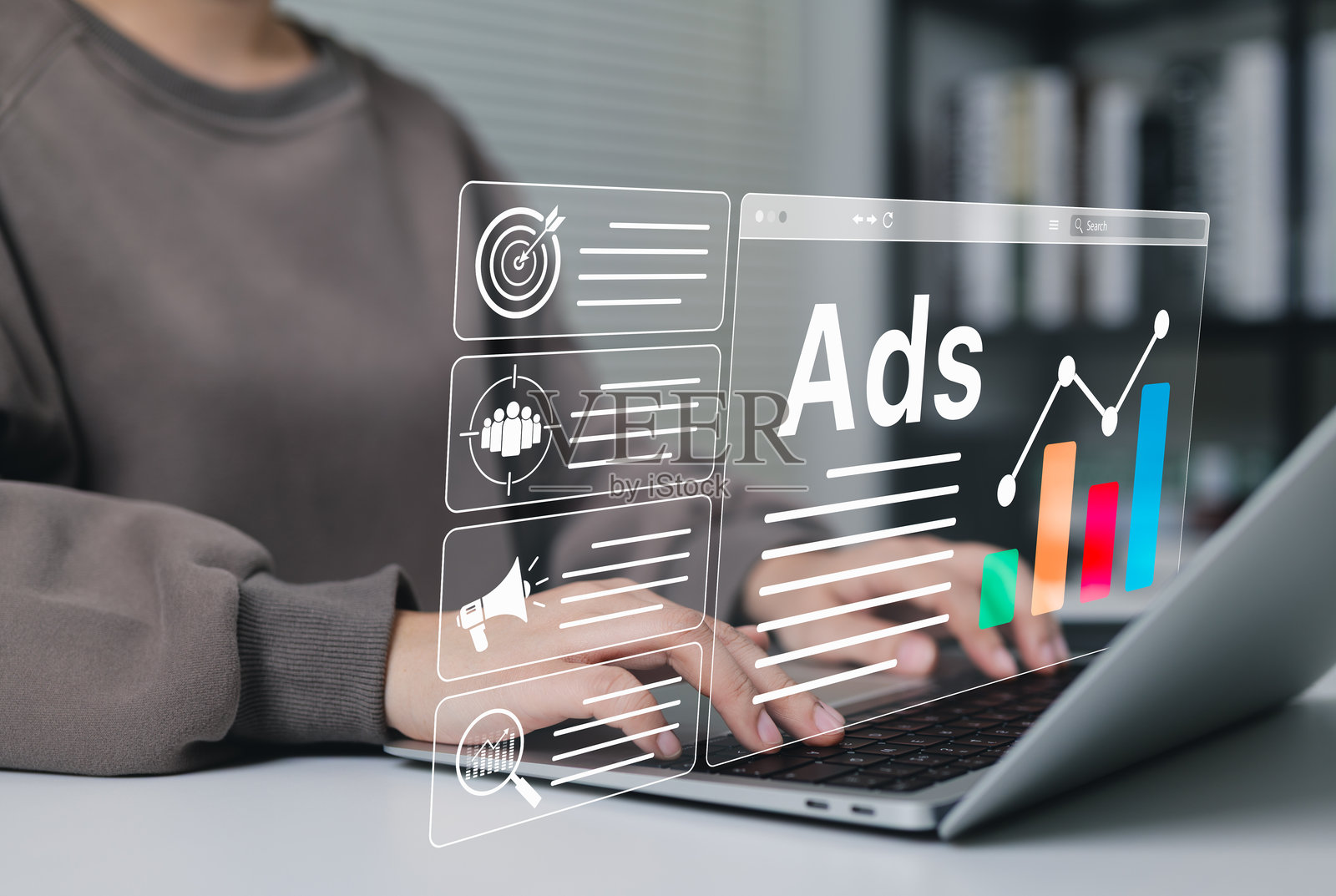数字营销和在线广告策略概念。一个人使用笔记本电脑,旁边有广告图标、绩效指标、受众定位和在线营销的活动策略分析。广告,广告。照片摄影图片