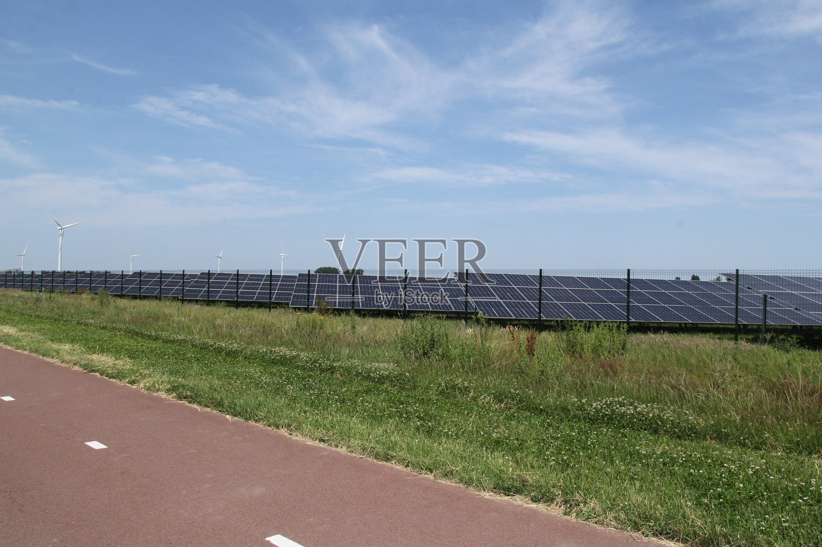 荷兰乡村的太阳能公园与太阳能电池板照片摄影图片