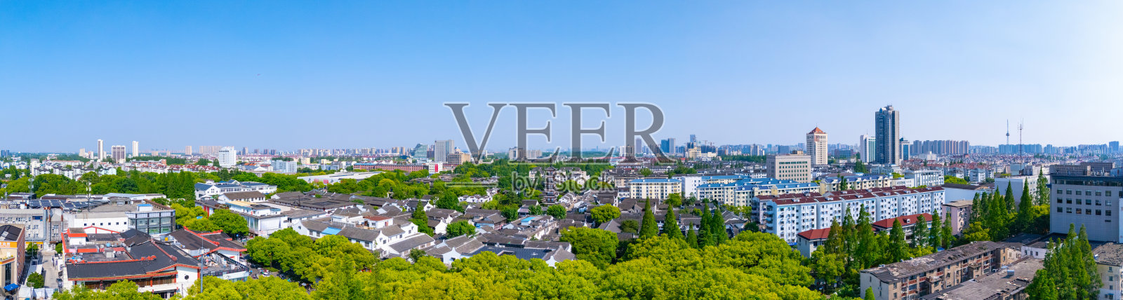 阳光明媚的日子里,郊区城市风景的鸟瞰图,传统古建筑,上海。照片摄影图片