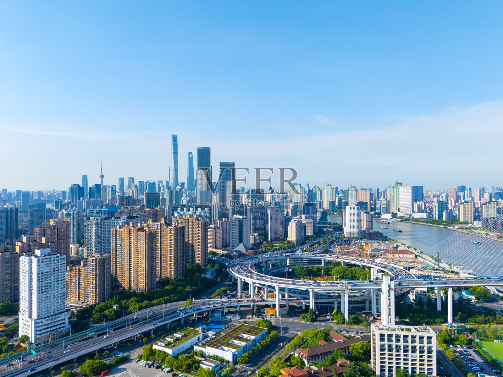 上海南浦大桥和黄浦江的鸟瞰图。照片摄影图片