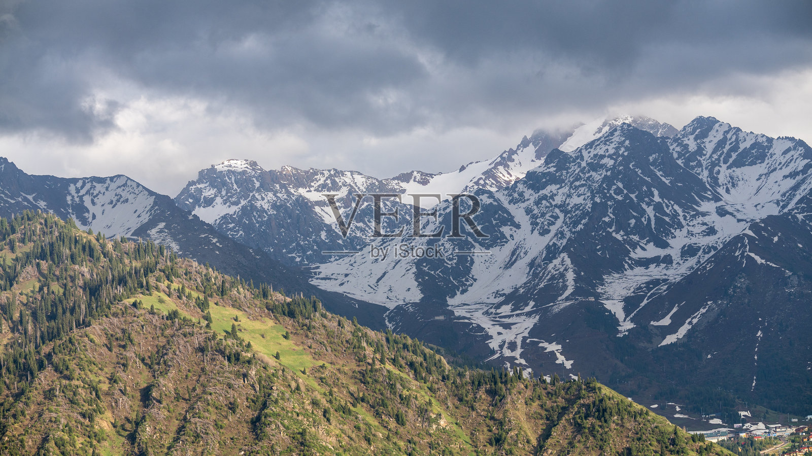 伊尔阿拉套山脉的绿色山脉与壮丽天空照片摄影图片