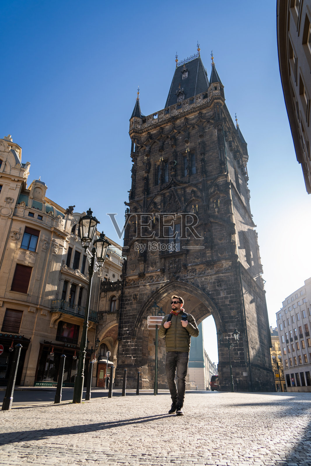 年轻男子游览布拉格的旅游景点照片摄影图片