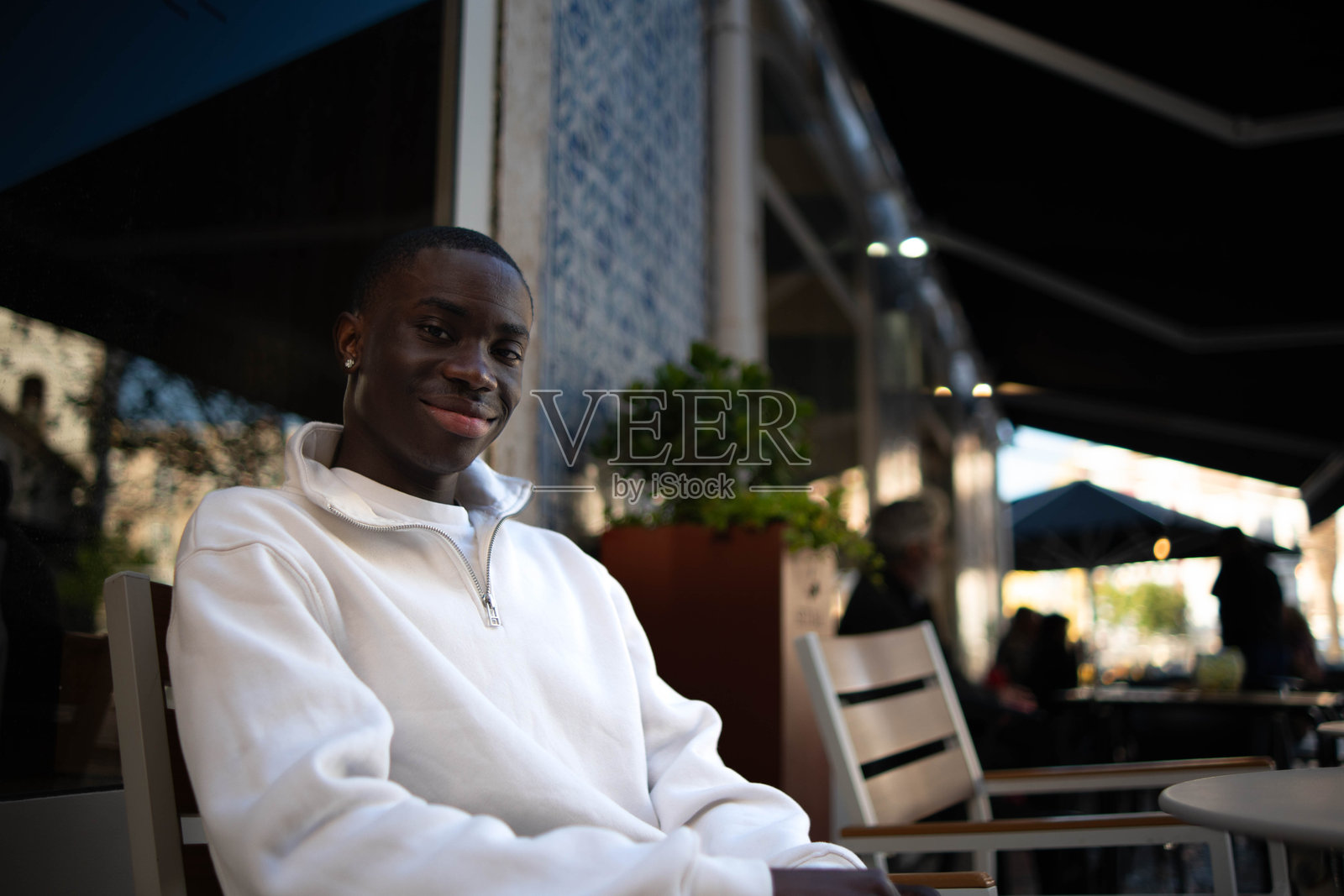 年轻的黑人男子在葡萄牙塞图巴尔对着镜头微笑照片摄影图片