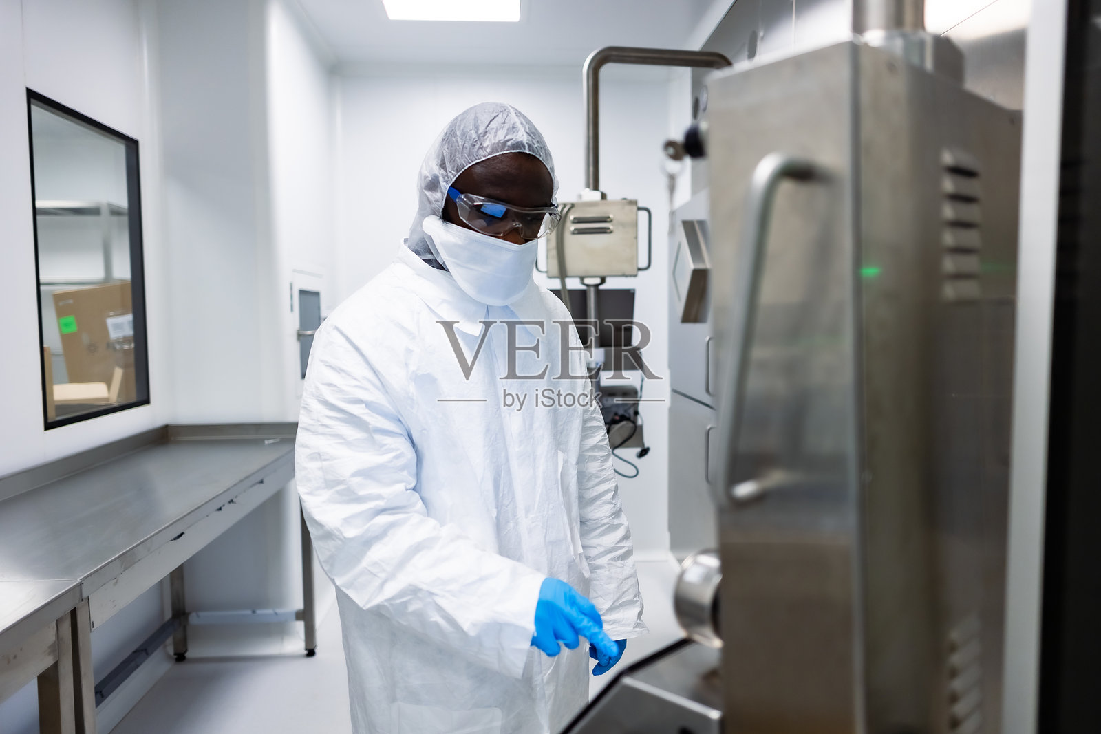 工程师穿着防护工作服在实验室触摸屏幕的特写肖像照片摄影图片