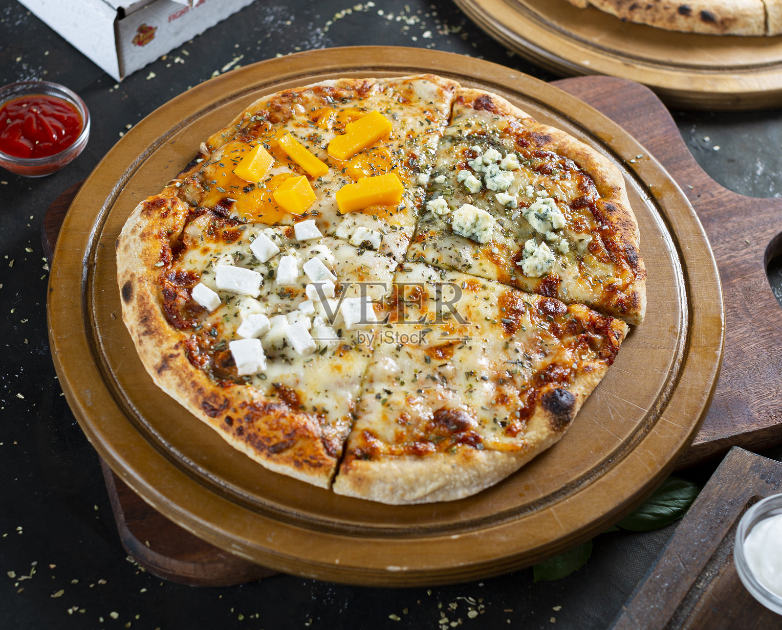 四季披萨,配有四种优质意大利奶酪,精致意大利披萨照片摄影图片