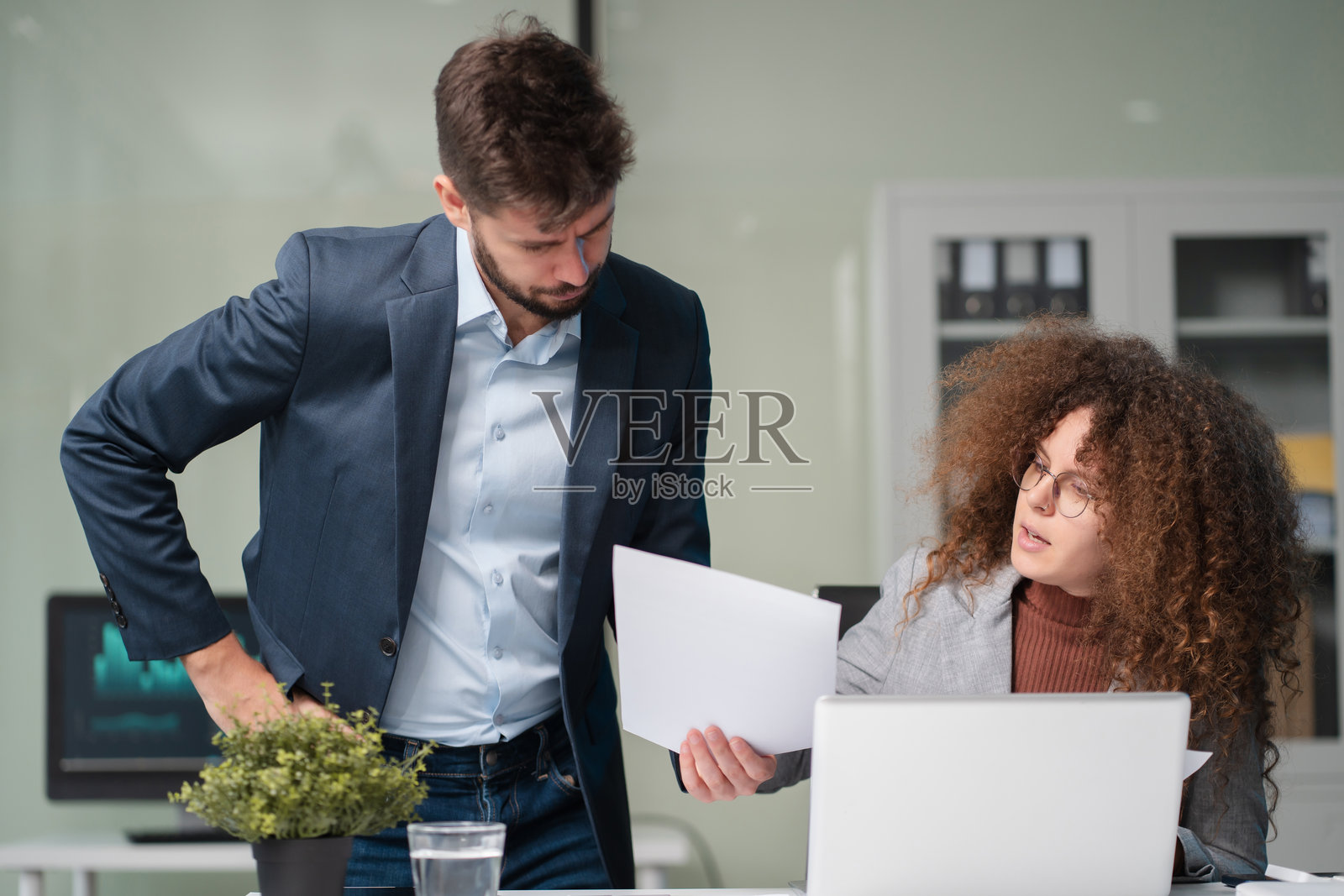 商务人士在办公室加班讨论设计创意的商业规划。照片摄影图片