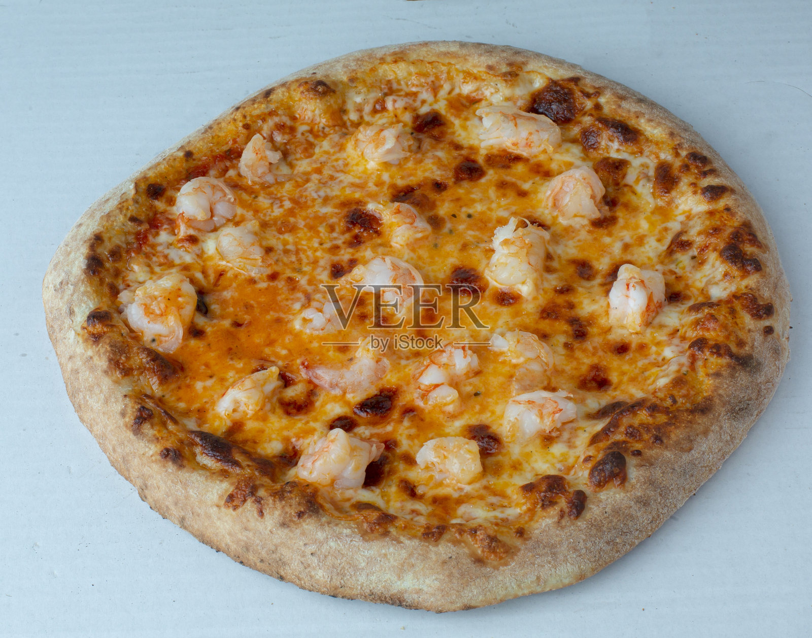 虾仁披萨,马苏里拉奶酪,番茄酱和虾,白色背景下的孤立图像照片摄影图片