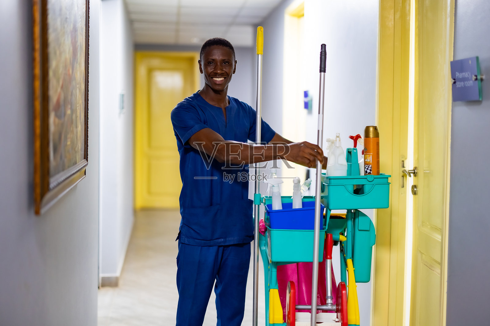 男子在医院房间里拖地照片摄影图片