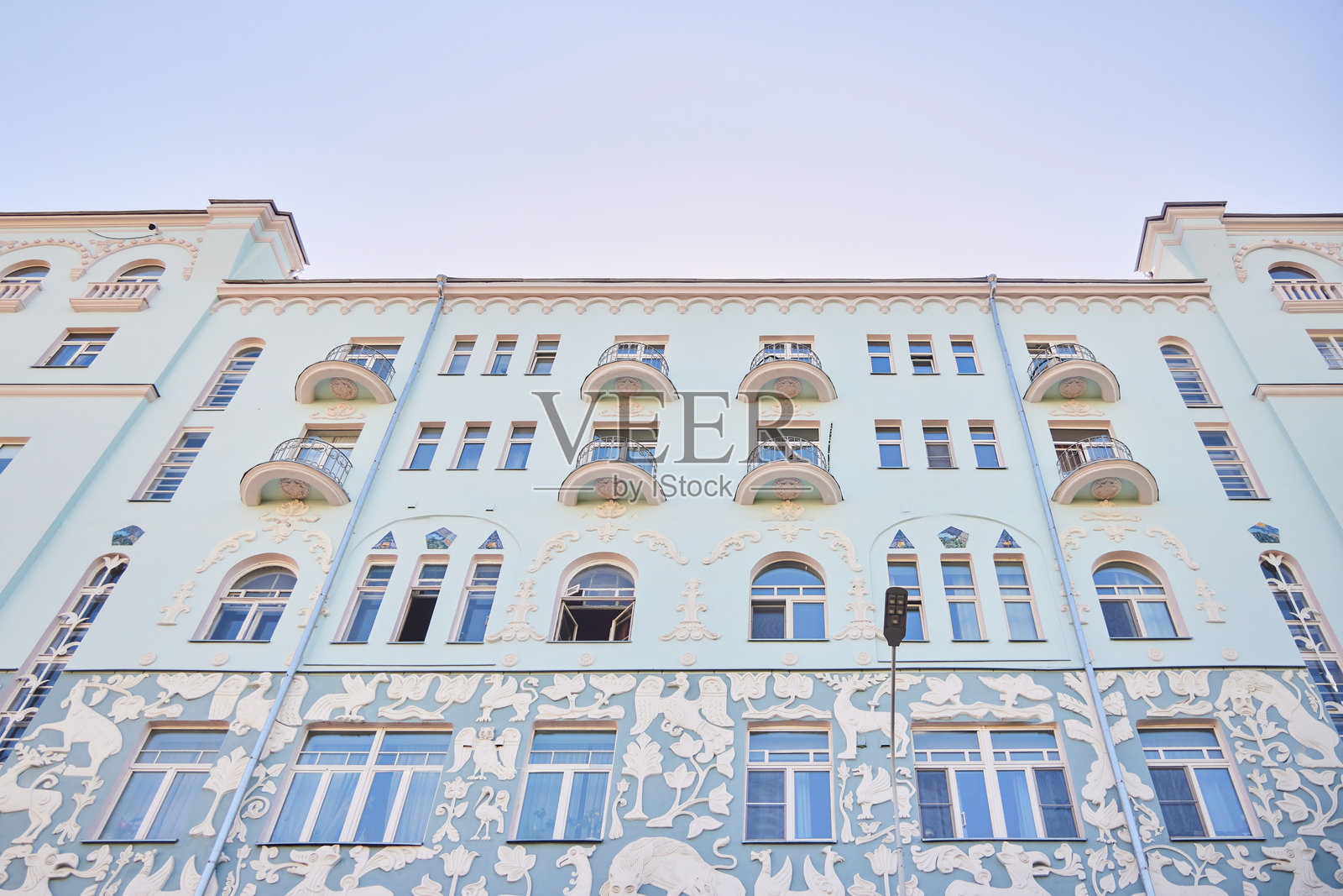 俄罗斯莫斯科 - 2025年5月29日:格里亚泽赫的三位一体教堂公寓楼。这座历史建筑建于1908年。由艺术家谢尔盖·瓦什科夫装饰的浮雕。建筑师列夫·克拉维茨基。照片摄影图片