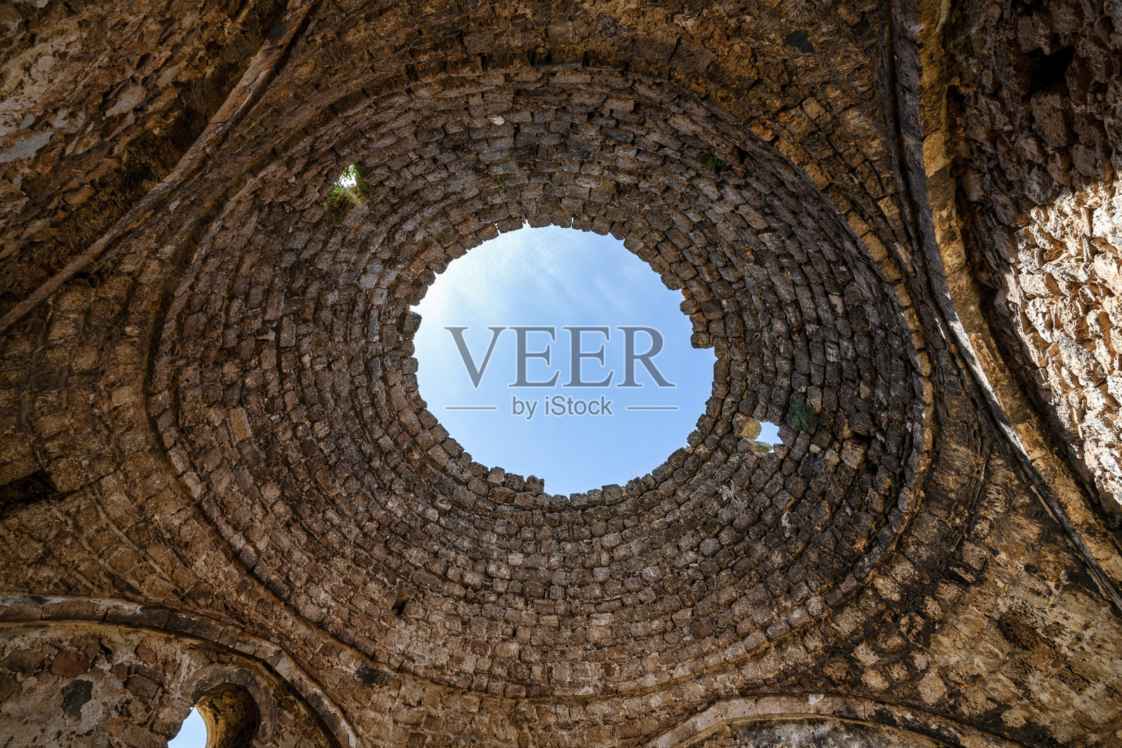 破损的奥斯曼穹顶向天空敞开照片摄影图片