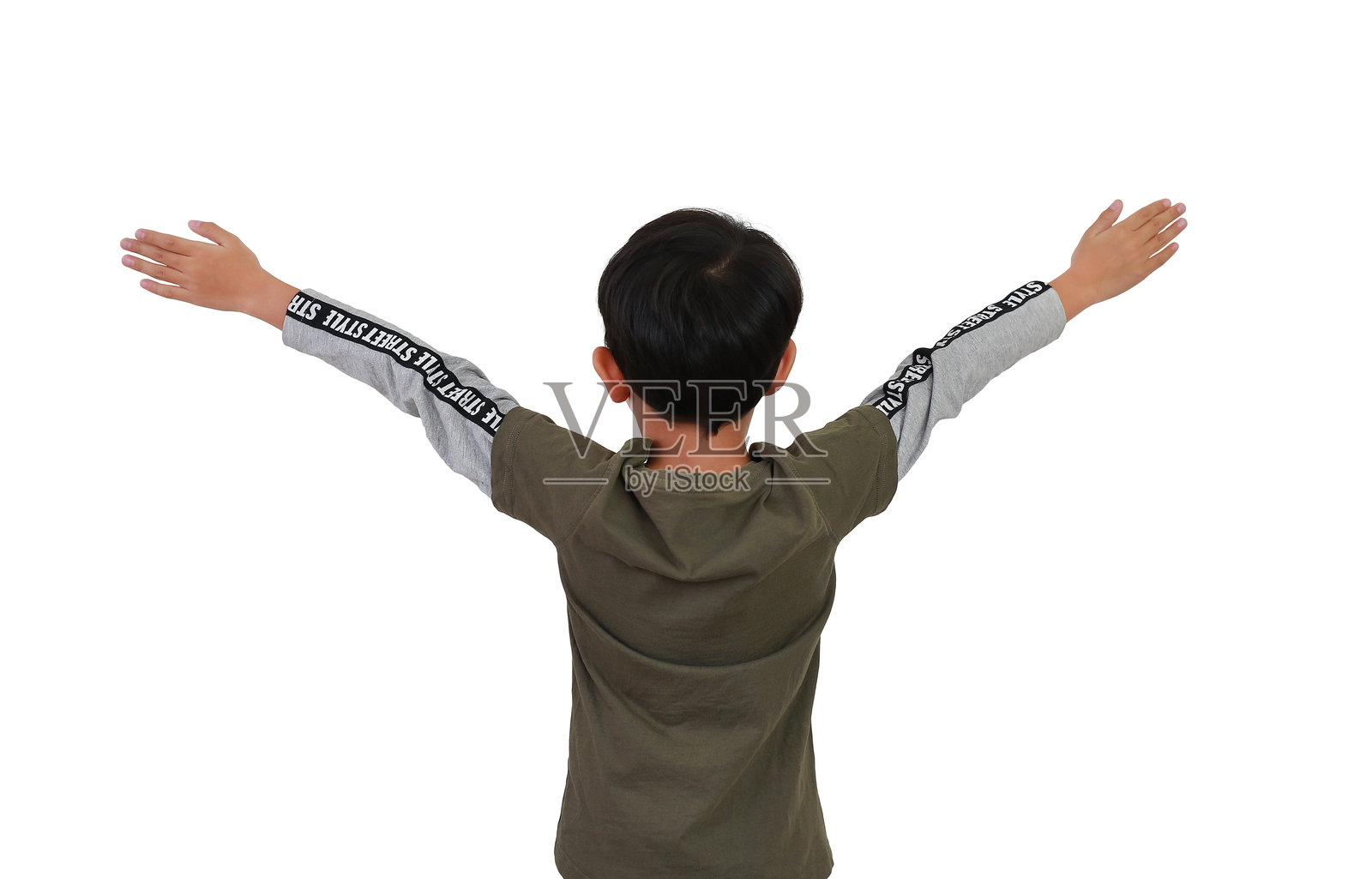 亚洲男孩背影,双臂伸展或保持举起,背景为白色。孩子双手张开。照片摄影图片
