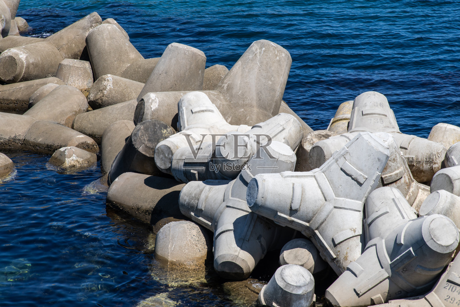 海上四脚架的高角度视图照片摄影图片