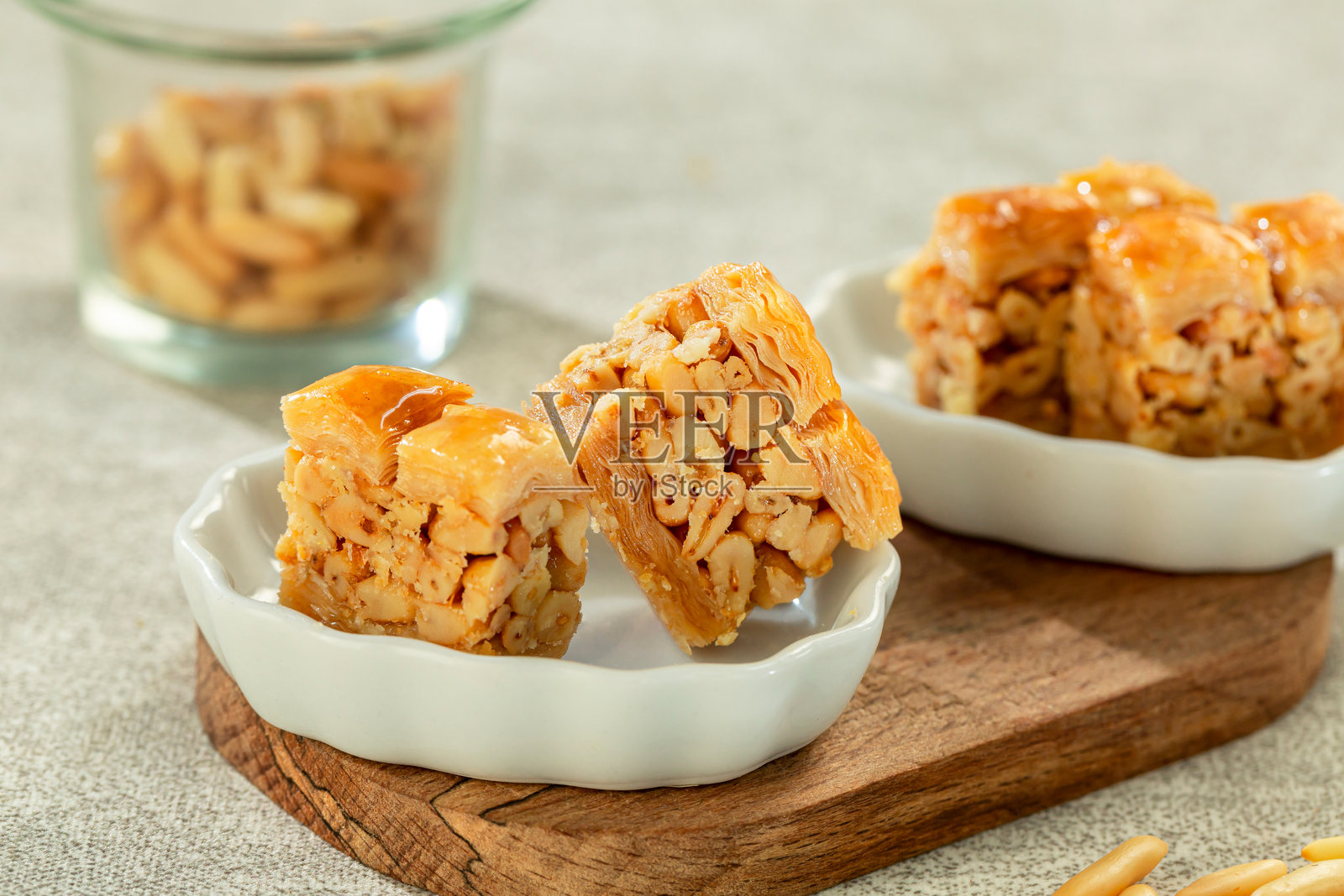 巴克拉瓦配松子,阿拉伯中东甜点。照片摄影图片